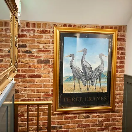 מלון Three Cranes Serviced 4*