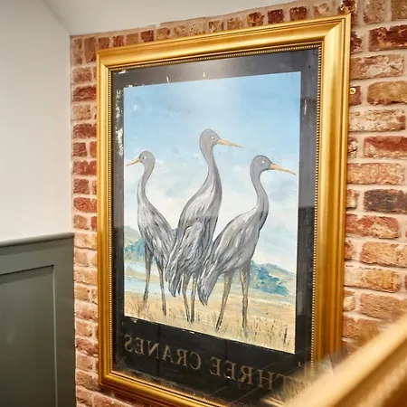 מלון Three Cranes Serviced 4*