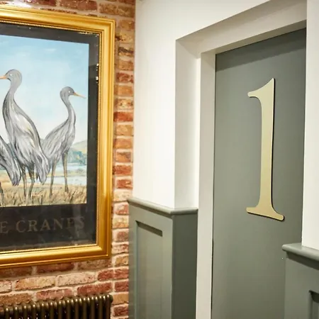 Готель Three Cranes Serviced 4*